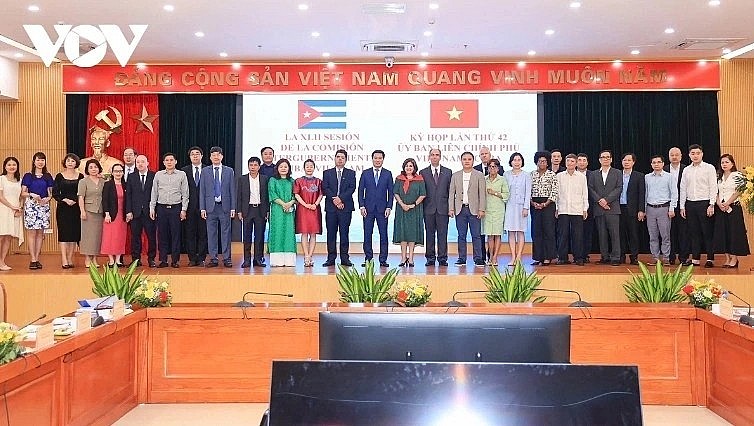 The session focused on comprehensively reviewing cooperation results across multiple sectors under the agreements reached at the 41st session and on agreeing the cooperation agenda for 2025-2026, promoting key programs, projects, and cooperative activities, thereby contributing to reinforcing the traditional friendship, special solidarity, and comprehensive cooperation between Vietnam and Cuba. Both sides agreed on specific orientations and solutions to further enhance economic, trade, and investment relations, particularly in priority areas such as agriculture and food security; biotechnology, health; and energy. The 42nd session reaffirmed the commitment of both governments to create all favorable conditions for the business communities of the two countries to cooperate, invest, and do business. Key cooperation documents will be signed, providing a solid legal basis for cooperative activities in the upcoming period. The session focused on comprehensively reviewing cooperation results across multiple sectors under the agreements reached at the 41st session and on agreeing the cooperation agenda for 2025-2026, promoting key programs, projects, and cooperative activities, thereby contributing to reinforcing the traditional friendship, special solidarity, and comprehensive cooperation between Vietnam and Cuba. Both sides agreed on specific orientations and solutions to further enhance economic, trade, and investment relations, particularly in priority areas such as agriculture and food security; biotechnology, health; and energy. The 42nd session reaffirmed the commitment of both governments to create all favorable conditions for the business communities of the two countries to cooperate, invest, and do business. Key cooperation documents will be signed, providing a solid legal basis for cooperative activities in the upcoming period.