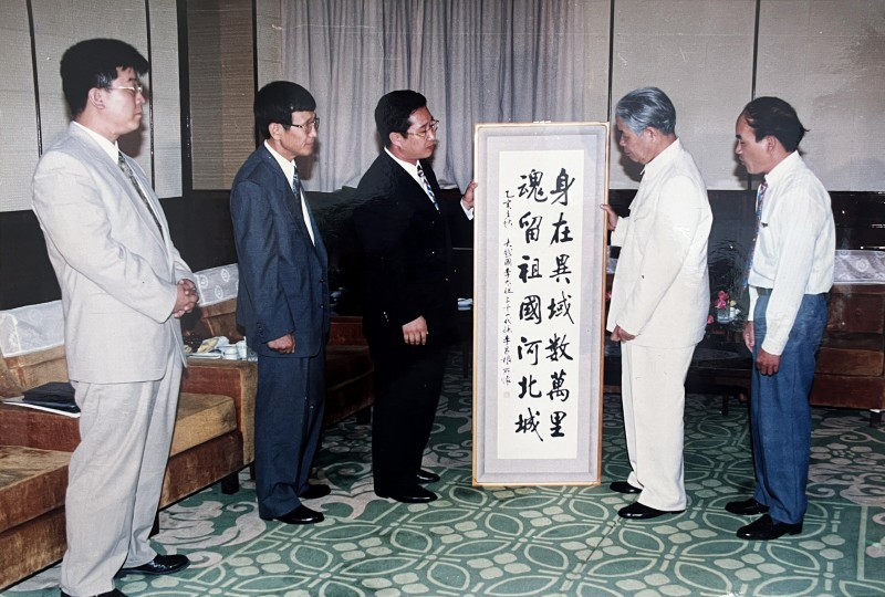 Lee Chang Kun presenting a silk scroll to the late General Secretary Do Muoi. Lee Chang Kun presenting a silk scroll to the late General Secretary Do Muoi.