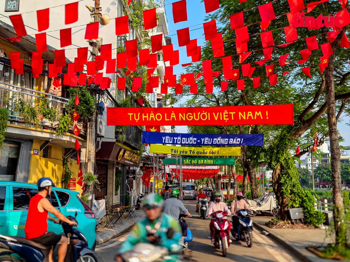 Truc Bach Street (Hanoi) splendidly decorated to celebrate the 80th National Day. (Photo: Báo Tin tức và Dân tộc)