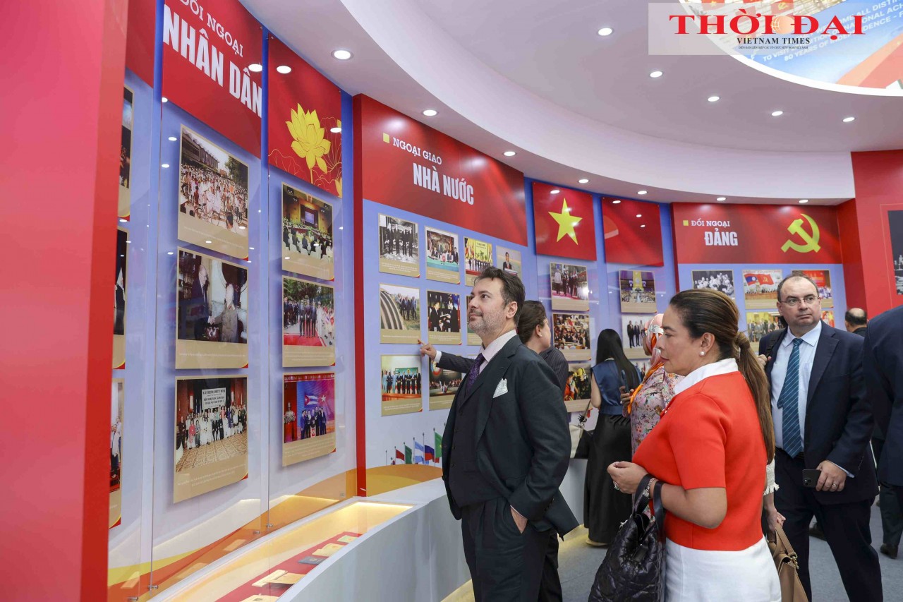 Representatives of embassies and international organizations visited the booth of the Ministry of Foreign Affairs, learning about Vietnam’s historical milestones and outstanding diplomatic achievements over the past 80 years - from the struggle for independence and national reunification to the efforts of peacebuilding, development, and expanding international cooperation, including people-to-people diplomacy. (Photo: Dinh Hoa) Representatives of embassies and international organizations visited the booth of the Ministry of Foreign Affairs, learning about Vietnam’s historical milestones and outstanding diplomatic achievements over the past 80 years - from the struggle for independence and national reunification to the efforts of peacebuilding, development, and expanding international cooperation, including people-to-people diplomacy. (Photo: Dinh Hoa)