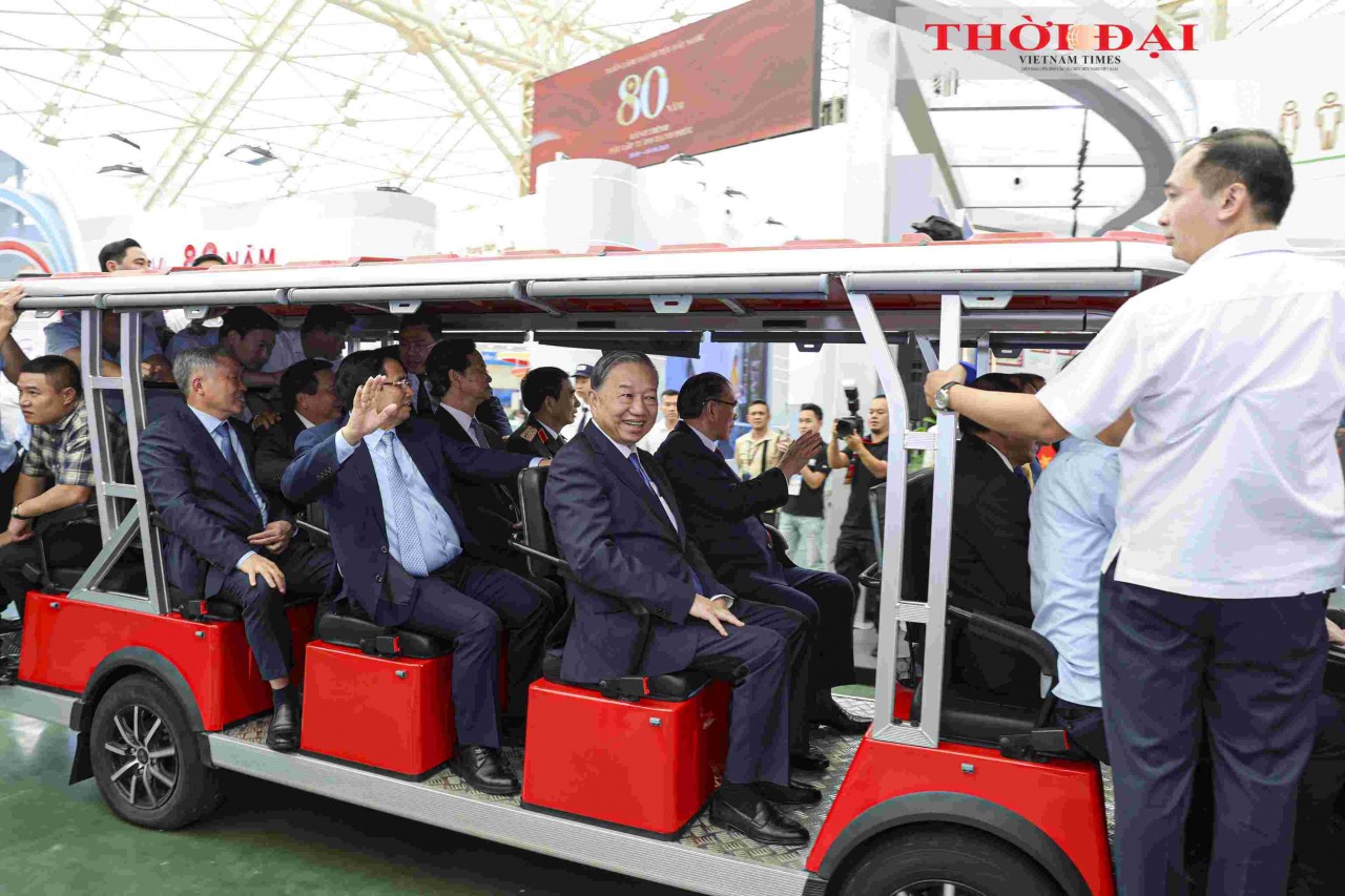 General Secretary To Lam, Prime Minister Pham Minh Chinh, and other Party and State leaders toured the exhibition space “Vietnam - The Journey to a New Era.” (Photo: Dinh Hoa) General Secretary To Lam, Prime Minister Pham Minh Chinh, and other Party and State leaders toured the exhibition space “Vietnam - The Journey to a New Era.” (Photo: Dinh Hoa)