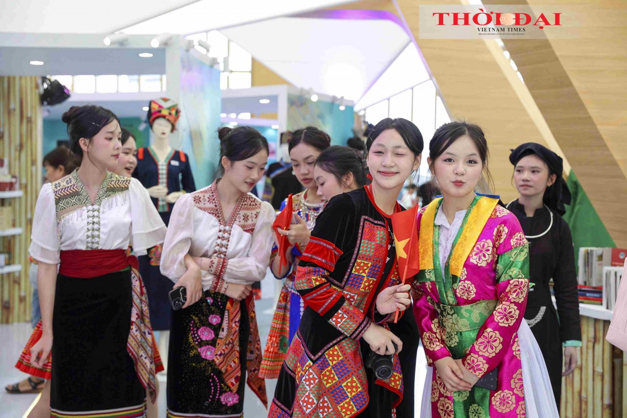 Youth from various ethnic groups, dressed in traditional attire, were present at the booth of the Ministry of Ethnic and Religious Affairs, showcasing the cultural diversity of Vietnam. (Photo: Dinh Hoa) Youth from various ethnic groups, dressed in traditional attire, were present at the booth of the Ministry of Ethnic and Religious Affairs, showcasing the cultural diversity of Vietnam. (Photo: Dinh Hoa)