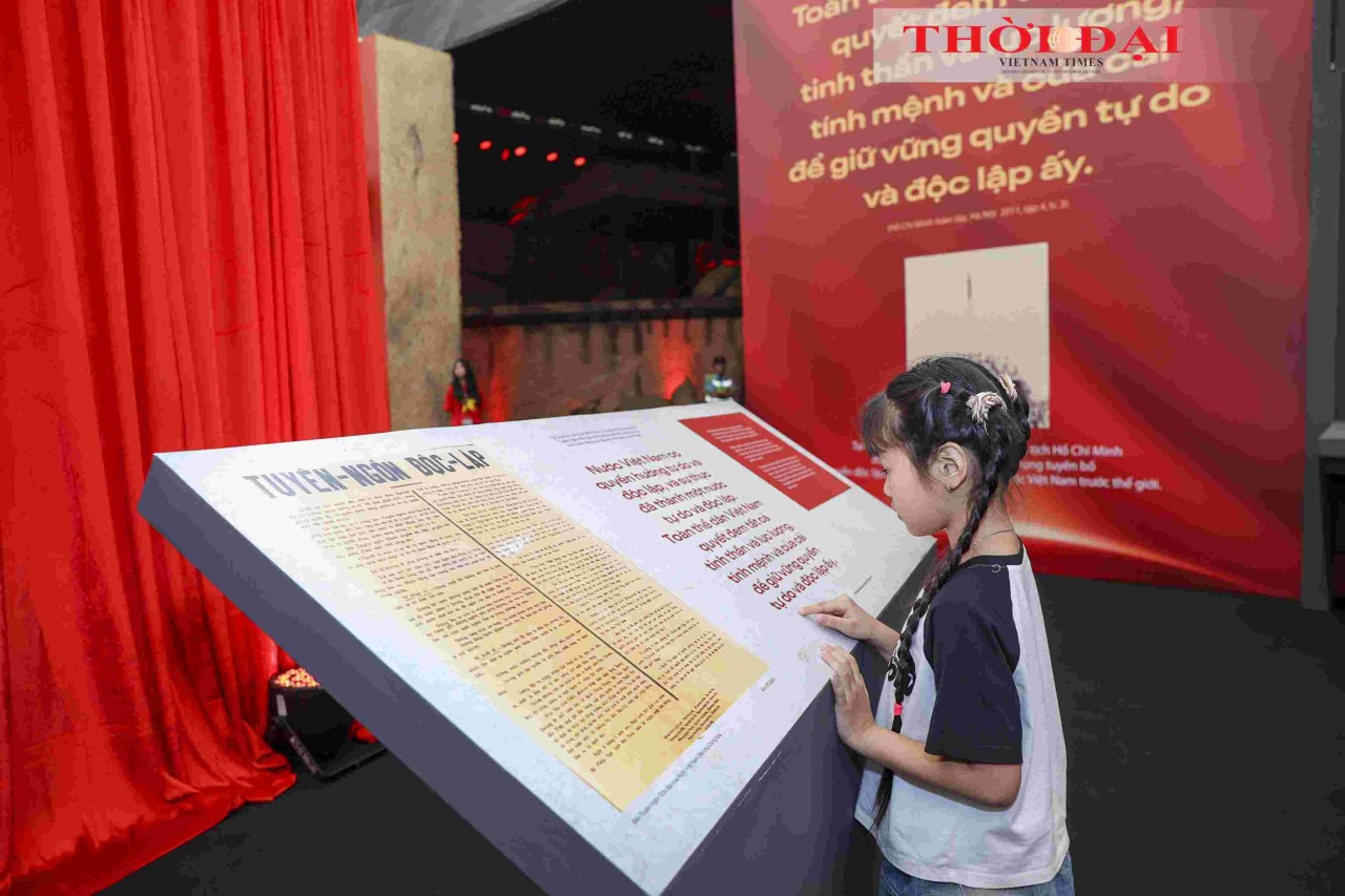 A child attentively reads the Declaration of Independence - the historic document proclaiming the birth of the Democratic Republic of Vietnam - on display at the exhibition. (Photo: Dinh Hoa) A child attentively reads the Declaration of Independence - the historic document proclaiming the birth of the Democratic Republic of Vietnam - on display at the exhibition. (Photo: Dinh Hoa)