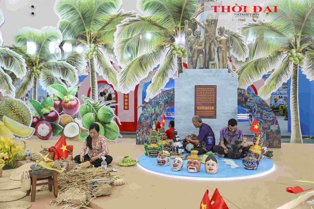 The exhibition space “Rich Province, Strong Nation” presented achievements of the renovation era; the history of formation, development, and transformation; along with cultural identity, advantages, and development potential of 34 provinces and cities. (Photo: Dinh Hoa) The exhibition space “Rich Province, Strong Nation” presented achievements of the renovation era; the history of formation, development, and transformation; along with cultural identity, advantages, and development potential of 34 provinces and cities. (Photo: Dinh Hoa)