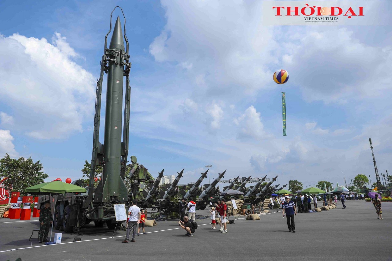 The exhibition space “The Sword and the Shield” by the Ministry of Public Security and the Ministry of National Defense introduced a variety of modern equipment, attracting large numbers of visitors. (Photo: Dinh Hoa) The exhibition space “The Sword and the Shield” by the Ministry of Public Security and the Ministry of National Defense introduced a variety of modern equipment, attracting large numbers of visitors. (Photo: Dinh Hoa)