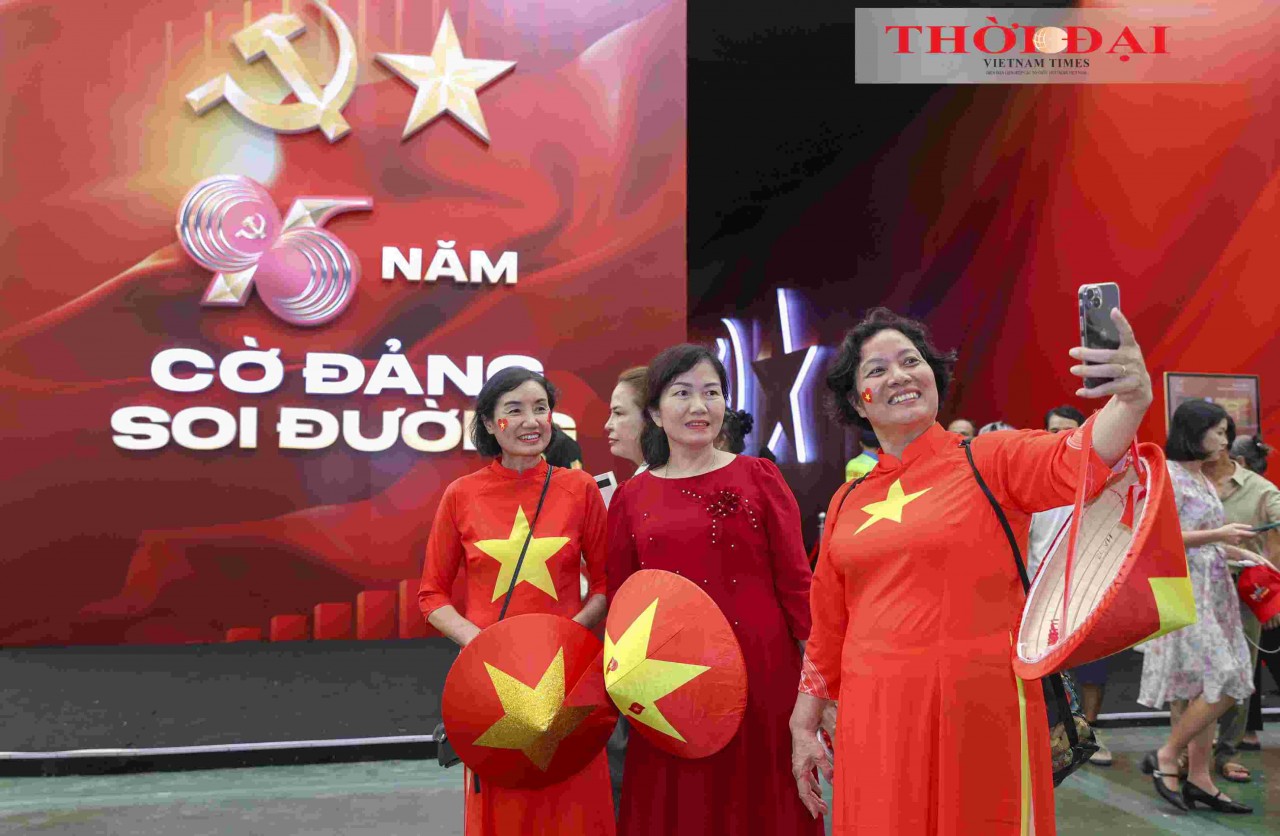 Visitors captured moments at the display space “95 Years of the Party Flag Lighting the Way” within the framework of the National Achievements Exhibition. (Photo: Dinh Hoa) Visitors captured moments at the display space “95 Years of the Party Flag Lighting the Way” within the framework of the National Achievements Exhibition. (Photo: Dinh Hoa)
