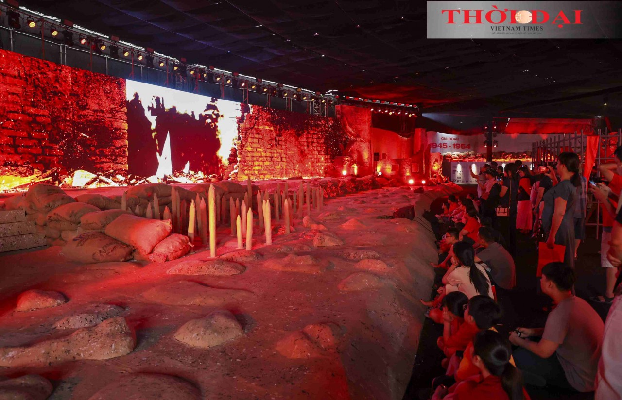 Visitors looked back on the nation’s historical milestones through 3D mapping technology. (Photo: Dinh Hoa) Visitors looked back on the nation’s historical milestones through 3D mapping technology. (Photo: Dinh Hoa)