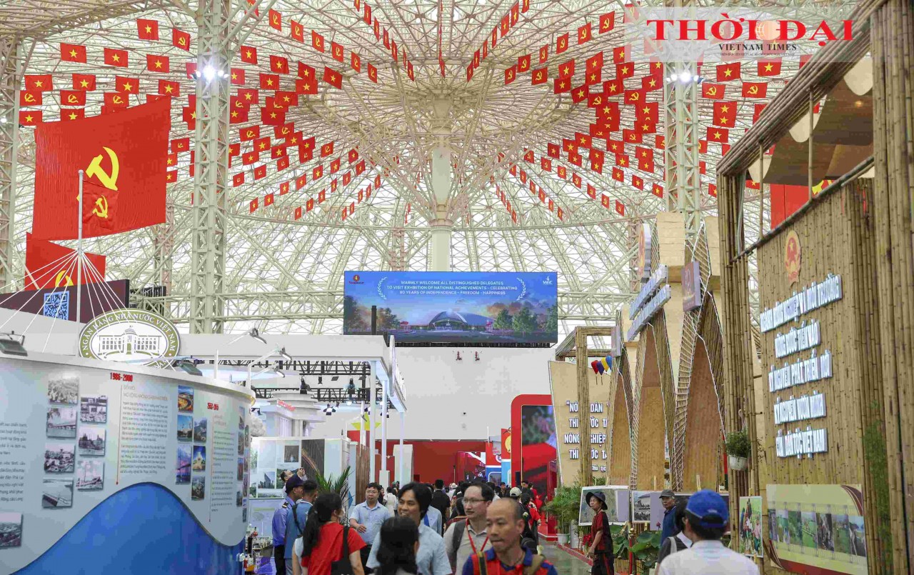 The National Achievements Exhibition is the largest of its kind to date, with the participation of 28 central ministries and agencies, 34 localities, and more than 110 major enterprises and economic groups. With over 230 booths covering the entire area of the Exhibition Center, it showcases achievements across nearly 180 professions and fields, featuring both indoor and outdoor display spaces. The exhibition is open to the public and visitors from August 28 to September 5, 2025. (Photo: Dinh Hoa) The National Achievements Exhibition is the largest of its kind to date, with the participation of 28 central ministries and agencies, 34 localities, and more than 110 major enterprises and economic groups. With over 230 booths covering the entire area of the Exhibition Center, it showcases achievements across nearly 180 professions and fields, featuring both indoor and outdoor display spaces. The exhibition is open to the public and visitors from August 28 to September 5, 2025. (Photo: Dinh Hoa)