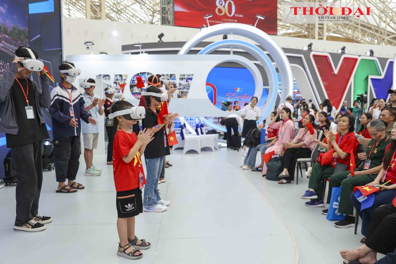 Young visitors experienced virtual reality technology at the booth of VTV. (Photo: Dinh Hoa) Young visitors experienced virtual reality technology at the booth of VTV. (Photo: Dinh Hoa)