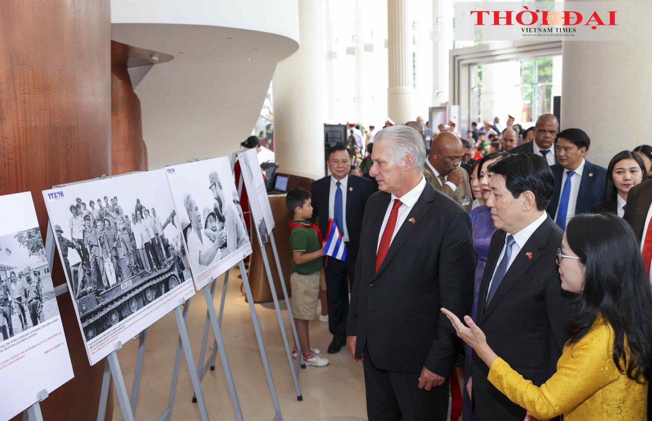 President Lương Cường and his spouse, together with First Secretary of the Central Committee of the Communist Party of Cuba, President of the Republic of Cuba Miguel Díaz-Canel Bermúdez and his spouse, viewed a photo exhibition marking 65 years of Vietnam–Cuba diplomatic relations. (Photo: Đinh Hòa) President Lương Cường and his spouse, together with First Secretary of the Central Committee of the Communist Party of Cuba, President of the Republic of Cuba Miguel Díaz-Canel Bermúdez and his spouse, viewed a photo exhibition marking 65 years of Vietnam