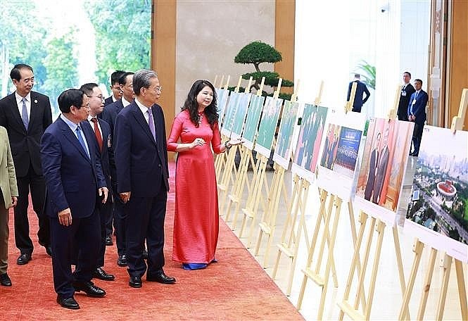 The two leaders visit a photo exhibition on Vietnam-China relations held by the Vietnam News Agency. (Photo: VNA) The two leaders visit a photo exhibition on Vietnam-China relations held by the Vietnam News Agency. (Photo: VNA)