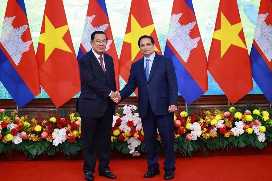 Prime Minister Pham Minh Chinh (R) meets Cambodian People’s Party President and Senate President Hun Sen in Hanoi on September 2. Prime Minister Pham Minh Chinh (R) meets Cambodian People’s Party President and Senate President Hun Sen in Hanoi on September 2.