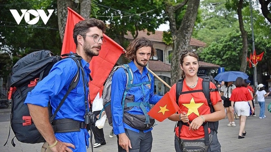 A group of tourists from London, English, are amazed by the jubilant atmosphere of Vietnam's National Day. A group of tourists from London, English, are amazed by the jubilant atmosphere of Vietnam's National Day.