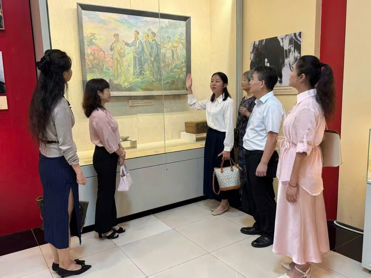 Lu Guoge (center) with the Chinese delegation visiting the Vietnam History Museum during the trip to attend the celebration of Vietnam’s 80th National Day. (Photo: NVCC)