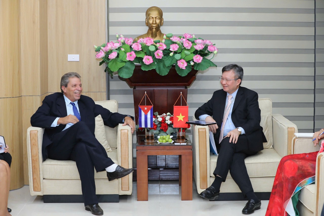 Nguyen Ngoc Ky (right), Chairman of the Hanoi Union of Friendship Organizations, in a working session with Victo Fidel Gaute Lospez, Vice President of ICAP. (Photo: HAUFO)