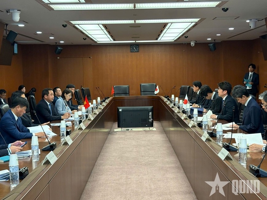 Overview of the signing ceremony (Photo: Dinh Duc/People’s Army Newspaper)