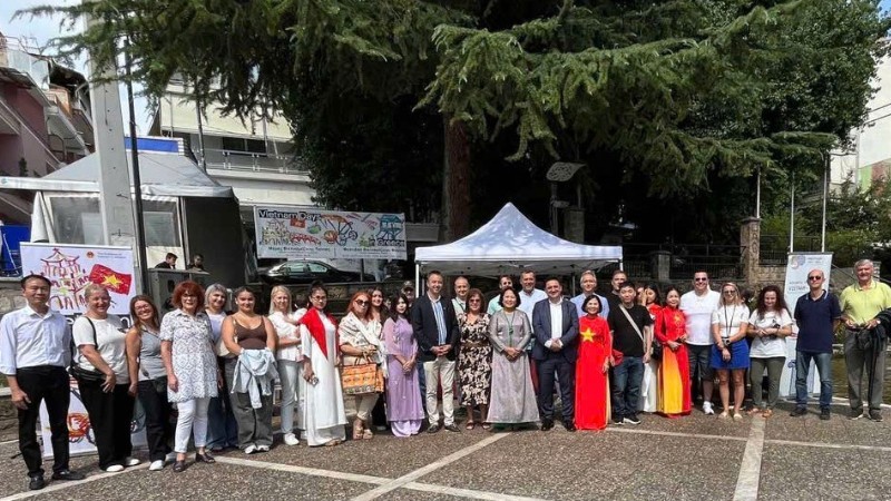 “Vietnam-Greece Day” attracted the attention of the authorities and a large number of residents of Edessa city, Pella region, Greece. (Photo: Embassy of Vietnam in Greece) “Vietnam-Greece Day” attracted the attention of the authorities and a large number of residents of Edessa city, Pella region, Greece. (Photo: Embassy of Vietnam in Greece)