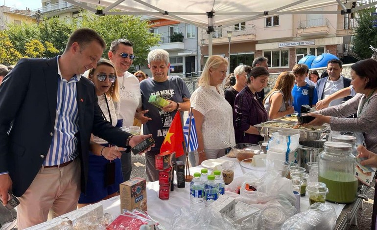 Traditional dishes and handicraft products from Vietnam were especially loved by Greek people. Traditional dishes and handicraft products from Vietnam were especially loved by Greek people.