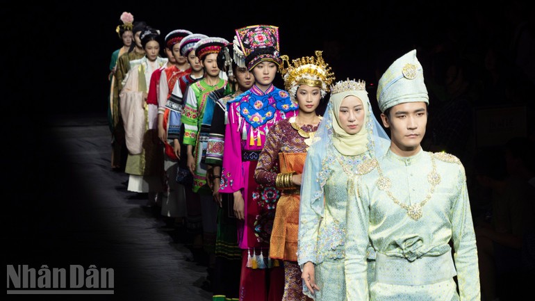 Models participating in the performance of costumes and intangible cultural jewelry. (Photo: People's Newspaper) Models participating in the performance of costumes and intangible cultural jewelry. (Photo: People's Newspaper)