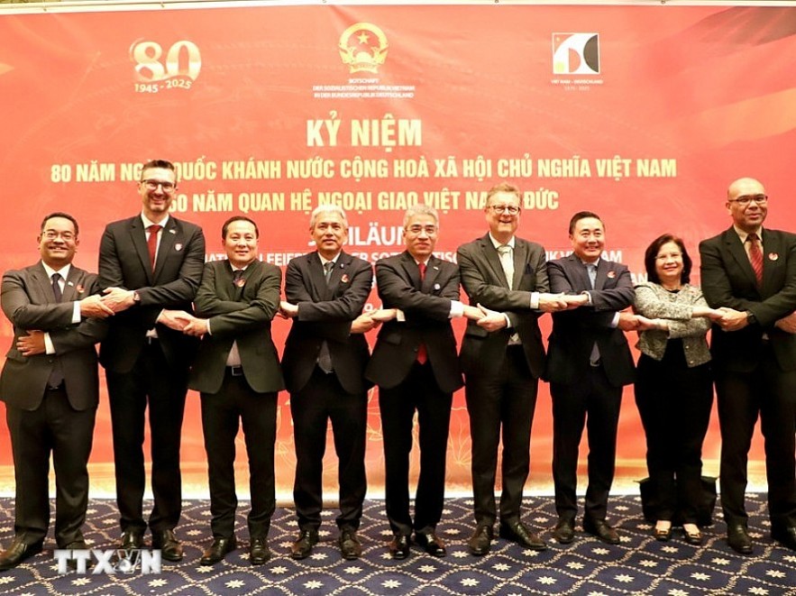 Vietnamese Ambassador to Germany Nguyen Dac Thanh (middle) and ambassadors pose for a group photo (Photo: VNA)