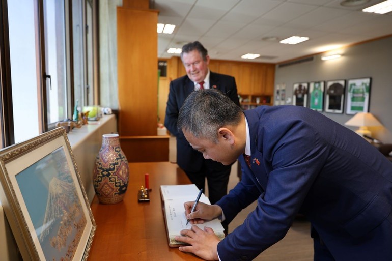 Ambassador Phan Minh Giang signing the guest book in Palmerston North (Photo: Embassy of Vietnam in New Zealand) Ambassador Phan Minh Giang signing the guest book in Palmerston North (Photo: Embassy of Vietnam in New Zealand)