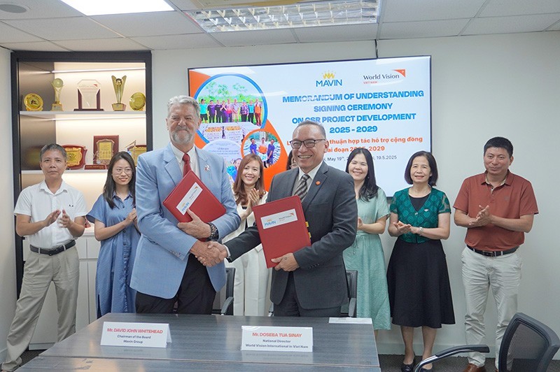 David John Whitehead (left), Chairman of the Board of Mavin Group, and Doseba Sinay, National Director of World Vision International in Vietnam, sign the cooperation agreement for the 2025–2029 period. (Photo: Mavin Group)