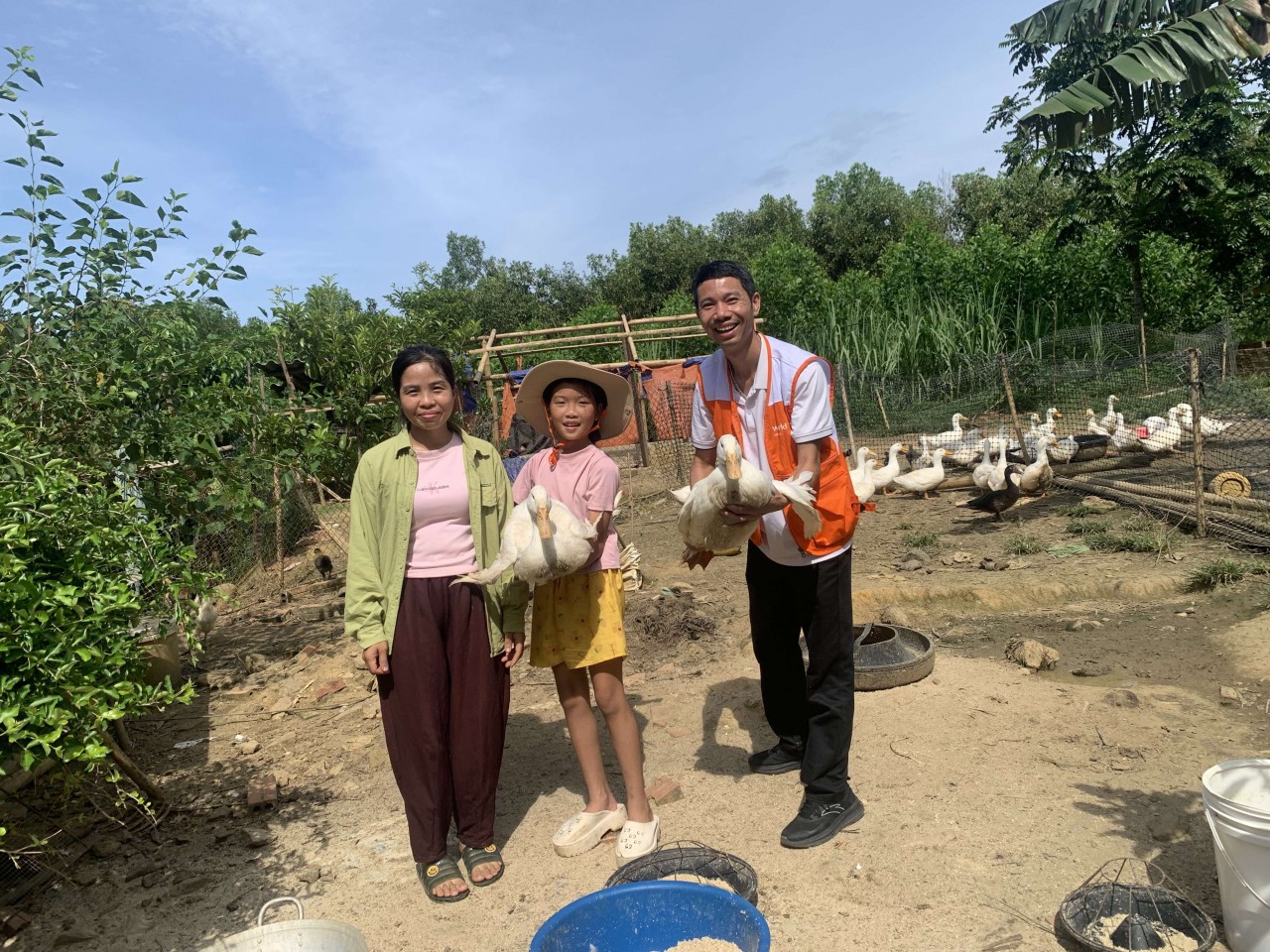 World Vision accompanies Linh’s family throughout the Mavin duck farming process. (Photo: WVIV)