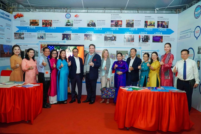 Delegates visited and took commemorative photos at the exhibition booth of the Vietnam Union of Friendship Organizations. (Photo: Thành Thật)