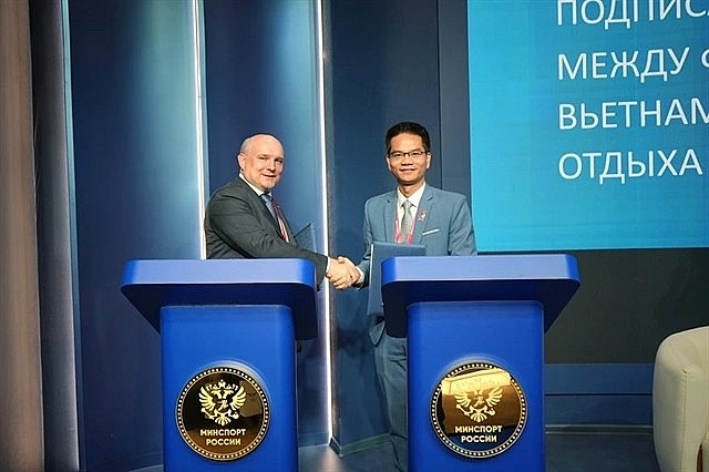 VIRESA President Do Viet Hung (right) and RESF President Dmitry Smith in the agreement signing event. (Photos of VIRESA) VIRESA President Do Viet Hung (right) and RESF President Dmitry Smith in the agreement signing event. (Photos of VIRESA)