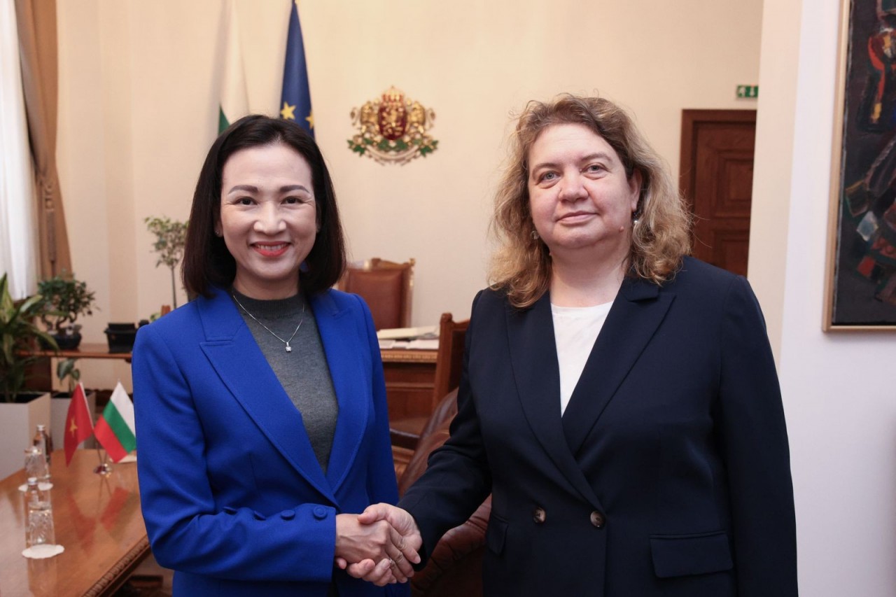 ![Ambassador Nguyen Thi Minh Nguyet with Bulgarian National Assembly Chair Nataliya Kiselova. (Photo: Embassy of Vietnam in Bulgaria)]