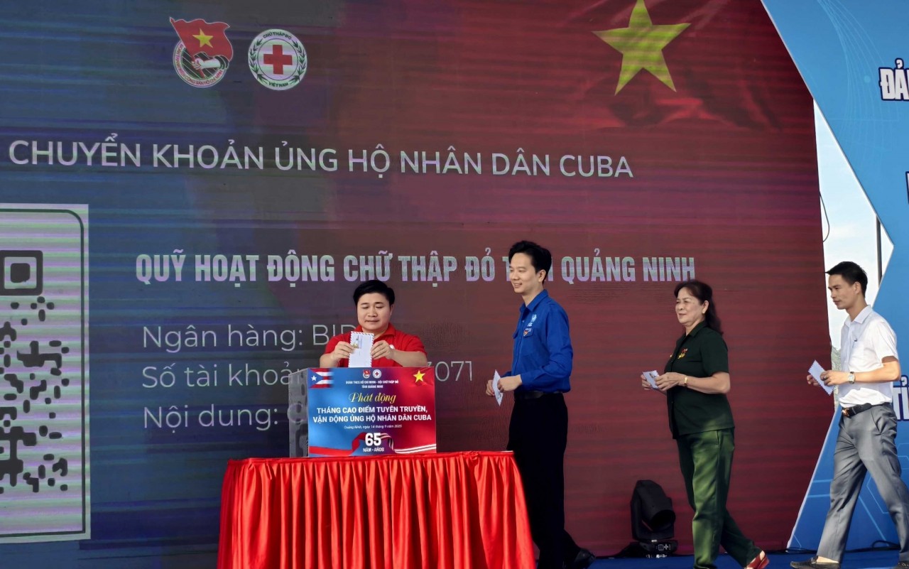 Officials, Youth Union members, and young people in Quang Ninh support the Cuban people. (Photo: Quang Ninh Provincial Red Cross) Officials, Youth Union members, and young people in Quang Ninh support the Cuban people. (Photo: Quang Ninh Provincial Red Cross)