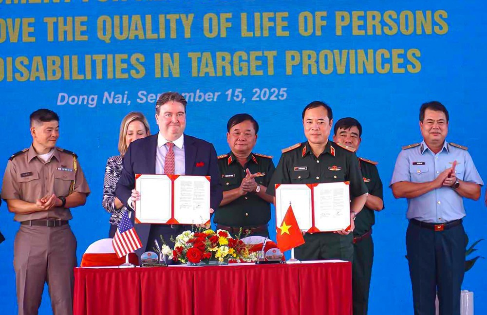 Ambassador Marc Evans Knapper and Major General Nguyen Dinh Hien sign an agreement to provide an additional 32 million USD in US non-refundable ODA funding to support Agent Orange/dioxin victims. (Photo: Ministry of National Defense) Ambassador Marc Evans Knapper and Major General Nguyen Dinh Hien sign an agreement to provide an additional 32 million USD in US non-refundable ODA funding to support Agent Orange/dioxin victims. (Photo: Ministry of National Defense)