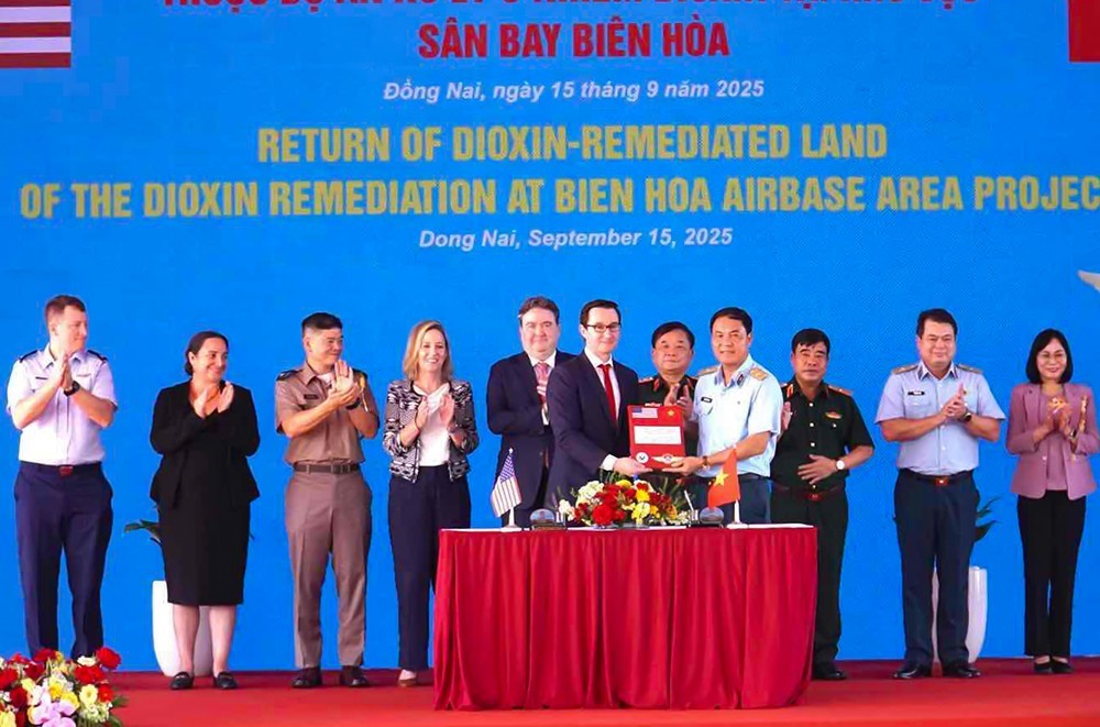 A representative of the US Government hands over an area of about 6 hectares of land cleaned of dioxin at Bien Hoa Airport. (Photo: Ministry of National Defense) A representative of the US Government hands over an area of about 6 hectares of land cleaned of dioxin at Bien Hoa Airport. (Photo: Ministry of National Defense)