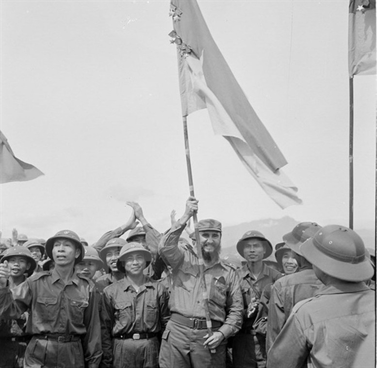 Fidel Castro raising the indomitable battle flag adorned with the Medal of Honor of the Khe Sanh Regiment, Liberation Army of Trị Thiên–Huế, September 1973. Photo: VNA Fidel Castro raising the indomitable battle flag adorned with the Medal of Honor of the Khe Sanh Regiment, Liberation Army of Trị Thiên–Huế, September 1973. Photo: VNA