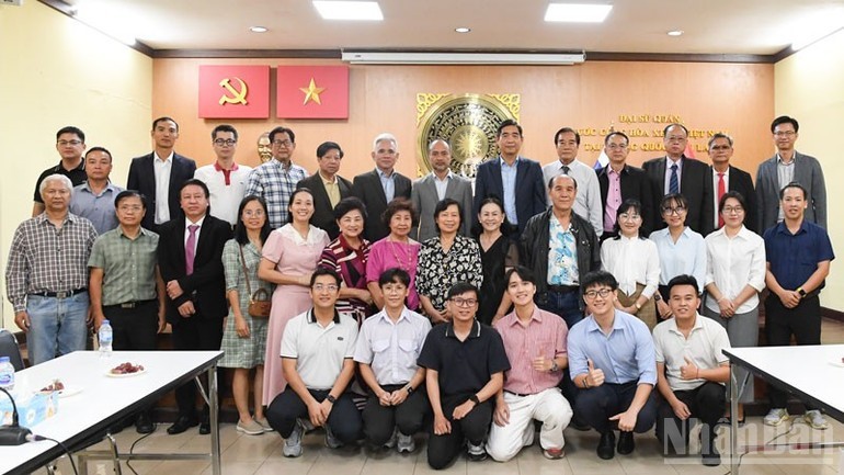 A large number of overseas Vietnamese, students, experts, and intellectuals in Thailand attended the meeting. (Photo: Minh Thang/People's Newspaper). A large number of overseas Vietnamese, students, experts, and intellectuals in Thailand attended the meeting. (Photo: Minh Thang/People's Newspaper).