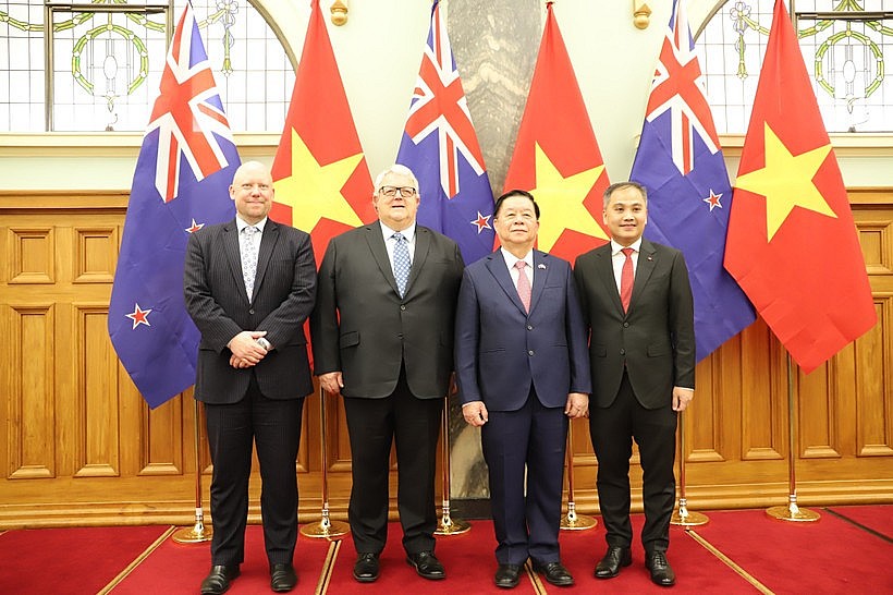 Secretary of the Communist Party of Vietnam Central Committee and head of its Commission for Information, Education, and Mass Mobilisation Nguyen Trong Nghia (second, right) , Speaker of the New Zealand House of Representatives Gerry Brownlee (second, left), and other delegates at the ceremony. (Photo: VNA) Secretary of the Communist Party of Vietnam Central Committee and head of its Commission for Information, Education, and Mass Mobilisation Nguyen Trong Nghia (second, right) , Speaker of the New Zealand House of Representatives Gerry Brownlee (second, left), and other delegates at the ceremony. (Photo: VNA)