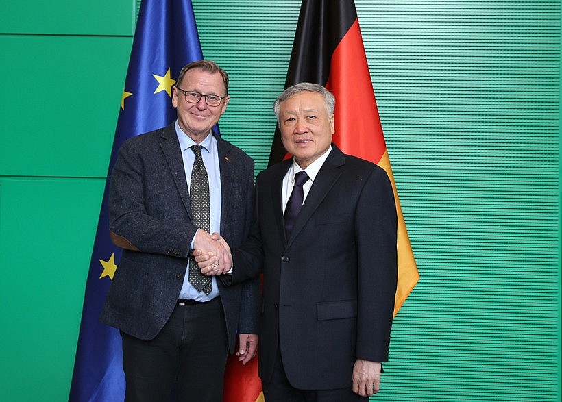 Deputy Prime Minister Nguyen Hoa Binh (R) and Vice-President of the German Bundestag Bodo Ramelow (Photo: VNA) Deputy Prime Minister Nguyen Hoa Binh (R) and Vice-President of the German Bundestag Bodo Ramelow (Photo: VNA)