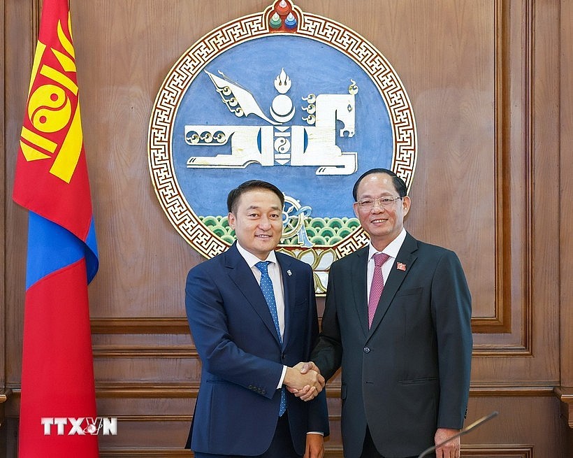 National Assembly (NA) Vice Chairman Sen. Lieut. Gen. Tran Quang Phuong (right) and Chairman of the State Great Khural of Mongolia Dashzegve Amarbayasgalan (Photo: VNA) National Assembly (NA) Vice Chairman Sen. Lieut. Gen. Tran Quang Phuong (right) and Chairman of the State Great Khural of Mongolia Dashzegve Amarbayasgalan (Photo: VNA)