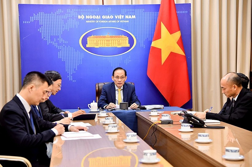 Acting Minister of Foreign Affairs Le Hoai Trung holds phone talks with Thai Foreign Minister Sihasak Phuangketkeow (Photo: VNA)