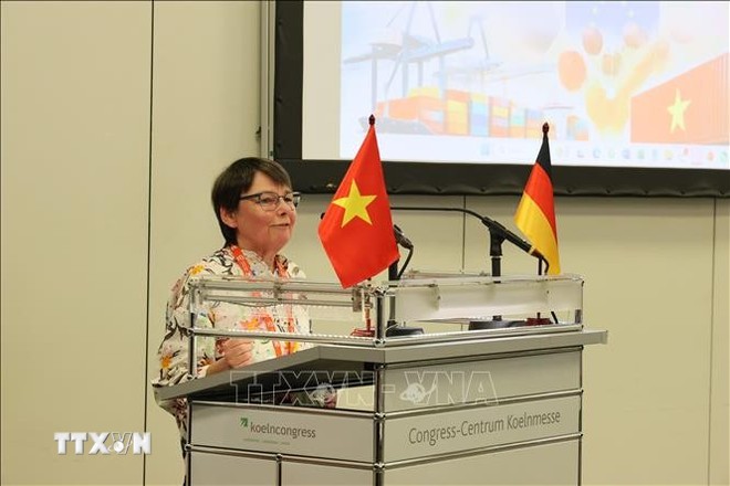 Grosse Gudrun, Head of the International Department of IHK Cologne, spoke at the Forum. (Photo: Thu Hang/VNA) Grosse Gudrun, Head of the International Department of IHK Cologne, spoke at the Forum. (Photo: Thu Hang/VNA)