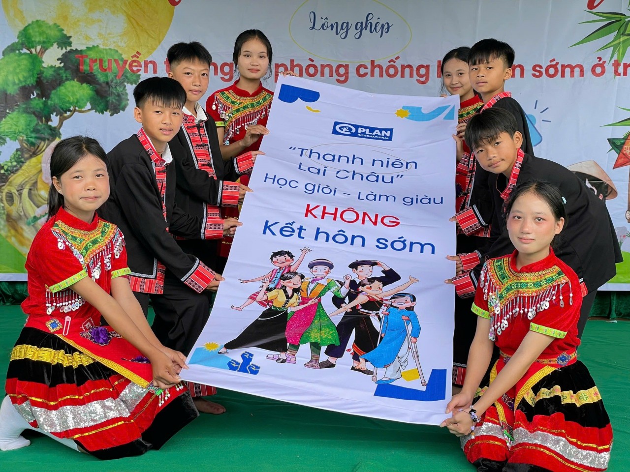 Children in Lai Chau took part in creative contests, games, and skits on children's rights, online safety, and adolescent reproductive health. (Photo: Plan International Vietnam) Children in Lai Chau took part in creative contests, games, and skits on children's rights, online safety, and adolescent reproductive health. (Photo: Plan International Vietnam)