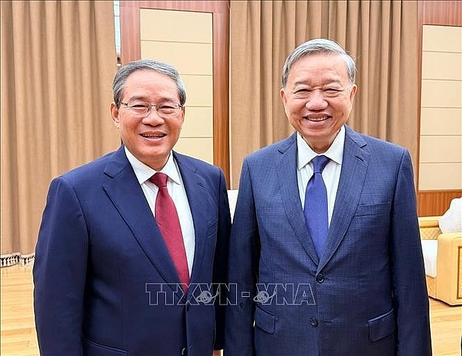 General Secretary of the Communist Party of Vietnam (CPV) Central Committee To Lam (right) meets with Chinese Premier Li Qiang, who is also a member of the Standing Committee of the Political Bureau of the Communist Party of China (CPC) Central Committee, in Pyongyang on October 9. (Photo: VNA) General Secretary of the Communist Party of Vietnam (CPV) Central Committee To Lam (right) meets with Chinese Premier Li Qiang, who is also a member of the Standing Committee of the Political Bureau of the Communist Party of China (CPC) Central Committee, in Pyongyang on October 9. (Photo: VNA)