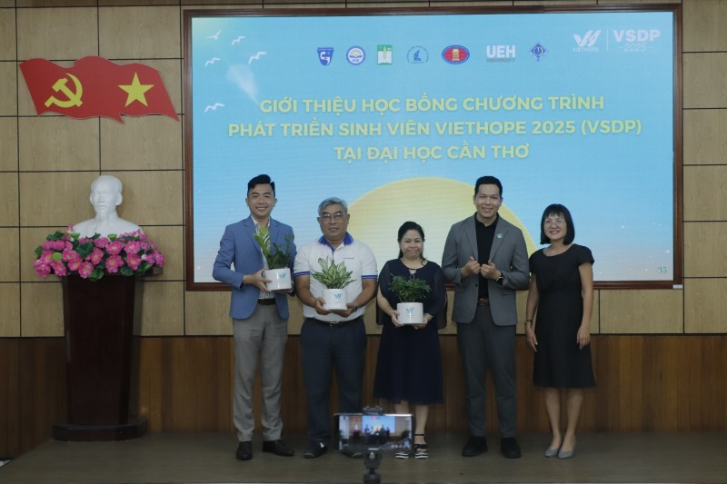 Le Phu Dong, Program Director of VietHope (second from right), presents souvenirs to the Can Tho Union of Friendship Organizations and Can Tho University. (Photo: Contributor) Le Phu Dong, Program Director of VietHope (second from right), presents souvenirs to the Can Tho Union of Friendship Organizations and Can Tho University. (Photo: Contributor)