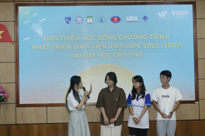 VietHope interacts with students of Can Tho University. (Photo: Contributor) VietHope interacts with students of Can Tho University. (Photo: Contributor)