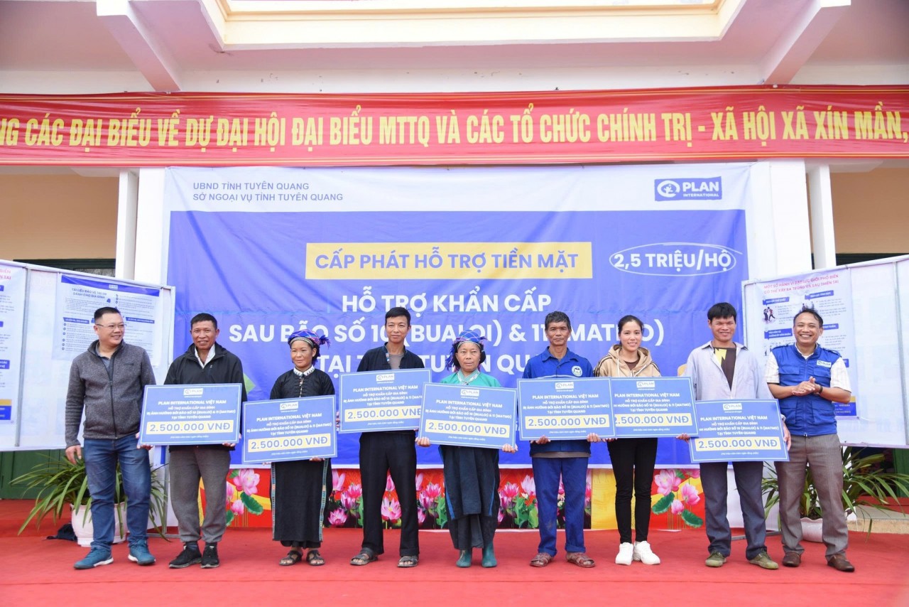 The first households in Xin Man Commune, Tuyen Quang Province, received cash assistance. (Photo: Plan International Vietnam) The first households in Xin Man Commune, Tuyen Quang Province, received cash assistance. (Photo: Plan International Vietnam)