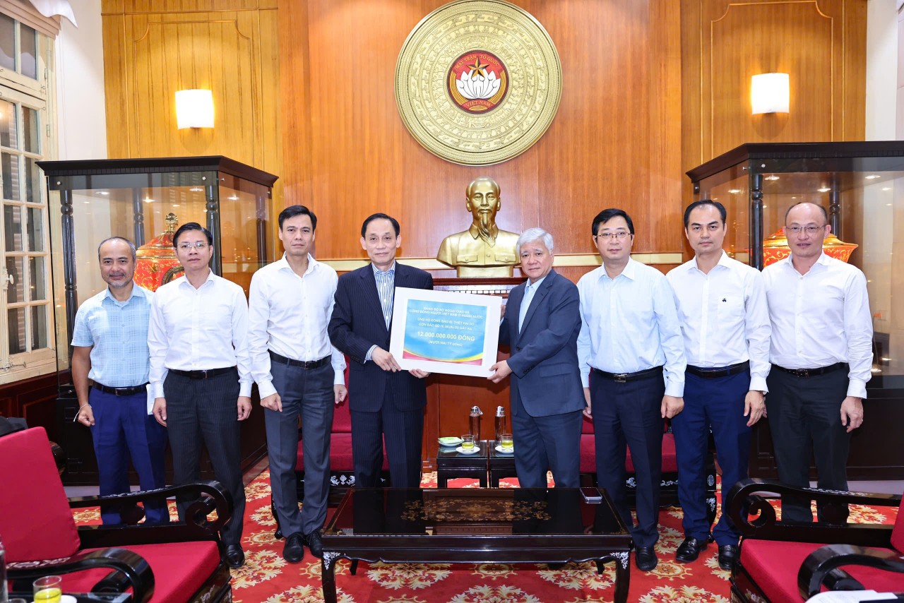 VND 12 Billion from Ministry of Foreign Affairs and Overseas Vietnamese Donated to Flood-Affected Areas VND 12 Billion from Ministry of Foreign Affairs and Overseas Vietnamese Donated to Flood-Affected Areas