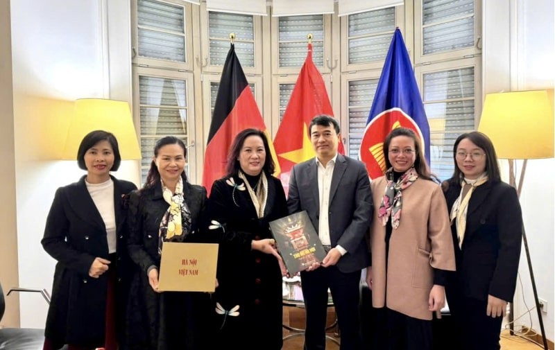 The Hanoi delegation visited and presented books to the Consulate General of Vietnam in Frankfurt. (Photo: Hanoi Department of Culture and Sports) The Hanoi delegation visited and presented books to the Consulate General of Vietnam in Frankfurt. (Photo: Hanoi Department of Culture and Sports)