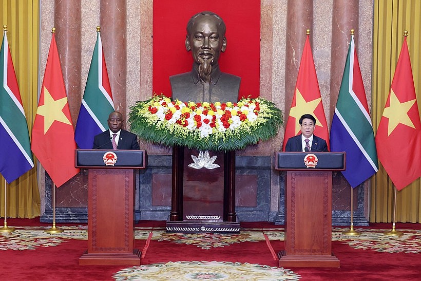 Vietnamese State President Luong Cuong (R) and South African President Matamela Cyril Ramaphosa at the press briefing in Hanoi on October 23. (Photo: VNA) Vietnamese State President Luong Cuong (R) and South African President Matamela Cyril Ramaphosa at the press briefing in Hanoi on October 23. (Photo: VNA)
