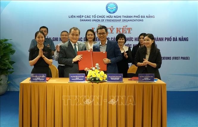 The signing ceremony of the Memorandum of Understanding between the Da Nang Union of Friendship Organizations and three foreign non-governmental organizations. (Photo: VNA) The signing ceremony of the Memorandum of Understanding between the Da Nang Union of Friendship Organizations and three foreign non-governmental organizations. (Photo: VNA)