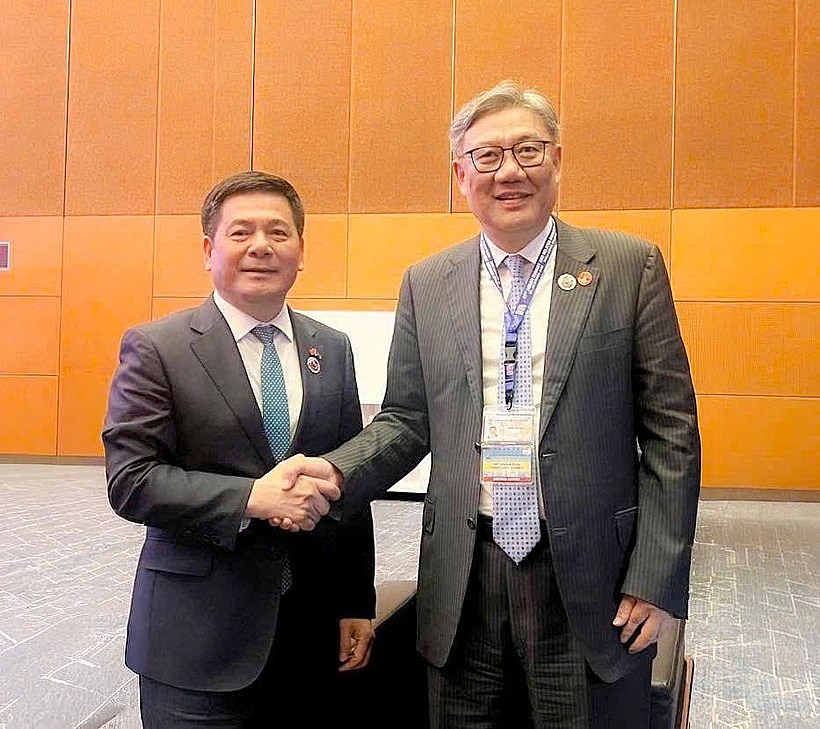 Minister of Industry and Trade Nguyen Hong Dien meets with Chinese Minister of Commerce Wang Wentao on the sidelines of the 47th ASEAN Summit in Malaysia on October 27. (Photo: moit.gov.vn) Minister of Industry and Trade Nguyen Hong Dien meets with Chinese Minister of Commerce Wang Wentao on the sidelines of the 47th ASEAN Summit in Malaysia on October 27. (Photo: moit.gov.vn)
